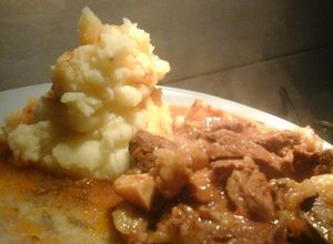 Una foto de Ragout de carne con papas o puré