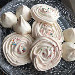 A picture of Simple Meringue Cookies.