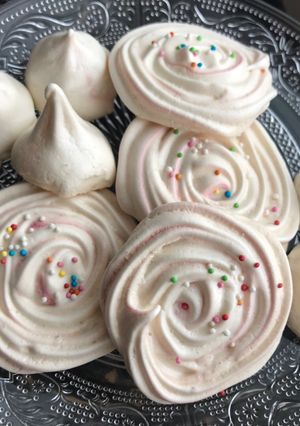 A picture of Simple Meringue Cookies.