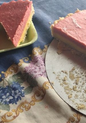 Una foto de Tarta helada con helados de mango y frutillas