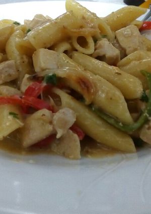 Una foto de Pollo con pasta penne