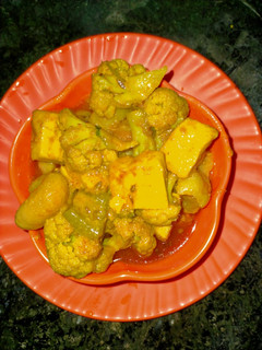 ফুলকপি পনিরের ডালনা(foolkopii paneer dalna recipe in bengali) রেসিপির প্রধান ছবি