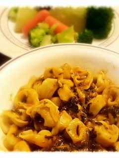 A picture of Tortellini w/ spinach sauce..