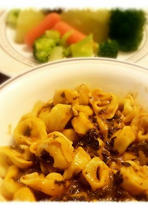 A picture of Tortellini w/ spinach sauce..