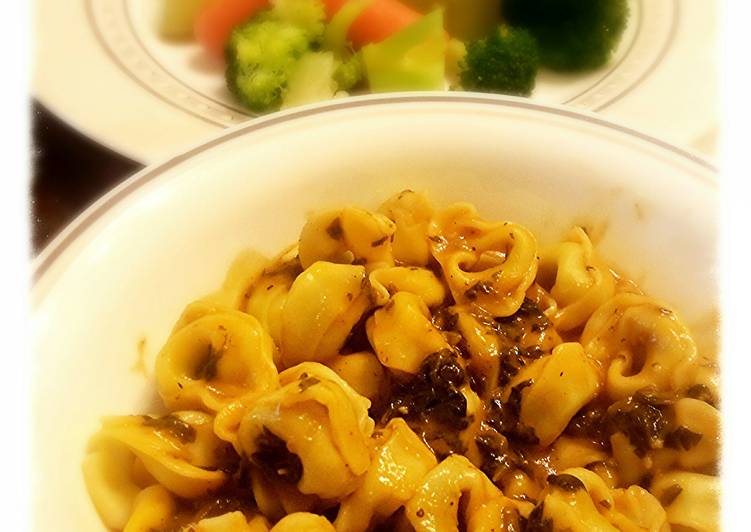 Recipe of Delicious Tortellini w/ spinach sauce.