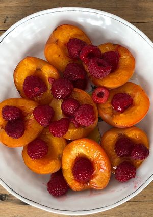 Une photo de Abricots rôtis aux framboises