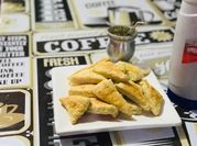 Una foto de escones de queso muy facil