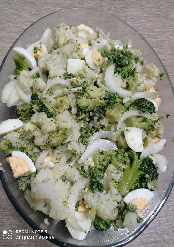 Una foto de Ensalada de brócoli y coliflor 🥦