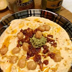 Classic hummus (sun dried tomato & pesto) A picture of Classic hummus (sun dried tomato & pesto).