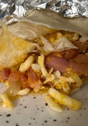 Una foto de Durum de cebolla, bacon, huevo duro y tomate concentrado en Airfryer Cosori