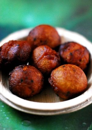 A picture of Kerala dish unniyappam.