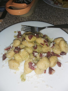 Una foto de Ñoquis al pesto con taquitos de jamón