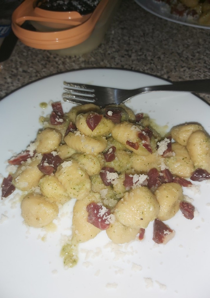 Una foto de Ñoquis al pesto con taquitos de jamón