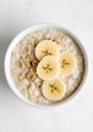 Una foto de Desayuno yogur con avena y plátano