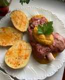 Codillo de cerdo con salsa de verduras y patatas asadas