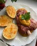 Codillo de cerdo con salsa de verduras y patatas asadas