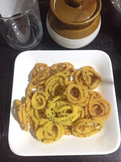 மகிழம்பூ முறுக்கு(சிறுபருப்பு முறுக்கு)(makilampoo murukku recipe in tamil) செய்முறை முக்கிய புகைப்படம்
