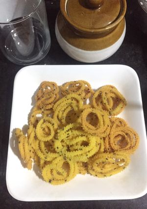 மகிழம்பூ முறுக்கு(சிறுபருப்பு முறுக்கு)(makilampoo murukku recipe in tamil) செய்முறை முக்கிய புகைப்படம்