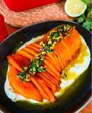 Calabaza asada con salsa de yogur y mantequilla de pistachos