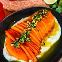 Una foto de Calabaza asada con salsa de yogur y mantequilla de pistachos