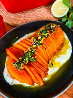 Una foto de Calabaza asada con salsa de yogur y mantequilla de pistachos