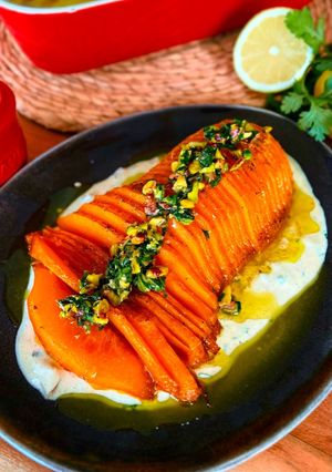 Una foto de Calabaza asada con salsa de yogur y mantequilla de pistachos