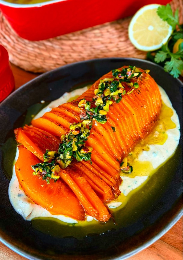 Una foto de Calabaza asada con salsa de yogur y mantequilla de pistachos