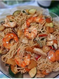 Una foto de Wok de tallarines mar y montaña 🥕🍍🧅🧄🥦🌶🥩🍜🤩😋
