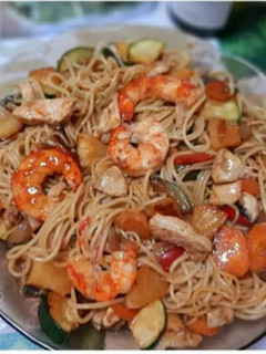 Una foto de Wok de tallarines mar y montaña 🥕🍍🧅🧄🥦🌶🥩🍜🤩😋