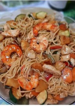 Una foto de Wok de tallarines mar y montaña 🥕🍍🧅🧄🥦🌶🥩🍜🤩😋