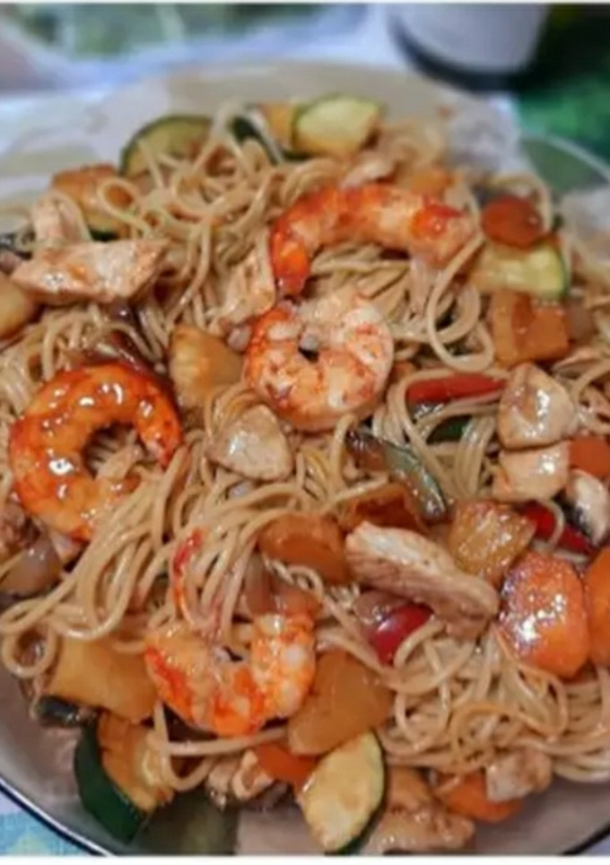 Una foto de Wok de tallarines mar y montaña 🥕🍍🧅🧄🥦🌶🥩🍜🤩😋