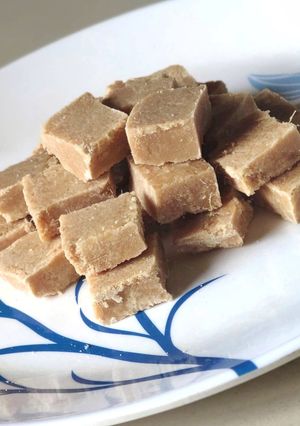 आलेपाक (आल्याच्या वडया) (Ale Pak recipe in Hindi) रेसिपी मुख्य फोटो