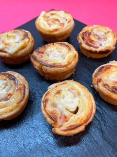 Una foto de Rolls de J. york, queso y bacon