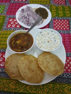 आलू काले चना, पुरी, रायता बूंदी रेसिपी मुख्य फोटो