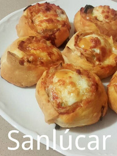 Una foto de Rollitos de hojaldre al estilo pizza con huevo de codorniz