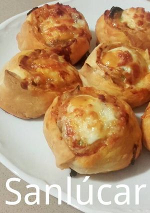 Una foto de Rollitos de hojaldre al estilo pizza con huevo de codorniz