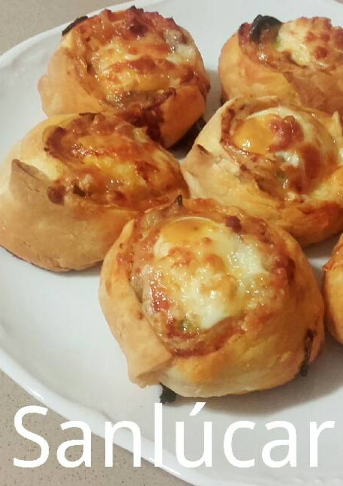Una foto de Rollitos de hojaldre al estilo pizza con huevo de codorniz