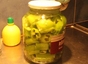 Una foto de Verdolagas y snabb mansos, y verdaderamente picantes (ajíes en agua, vinagre y sal)