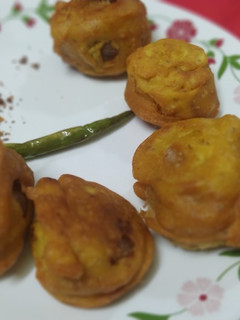 कांद्यातील बटाटा वडा (batata vada recipe in marathi) रेसिपी चे मुख्य फोटो
