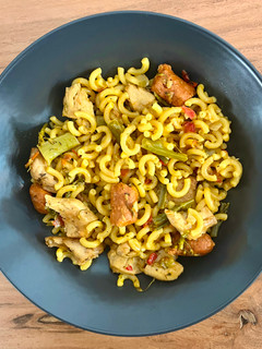 Una foto de 🥘 Fideuá de “pollo y chorizo” veganos 🌿
