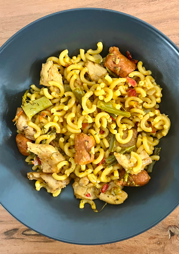 Una foto de 🥘 Fideuá de “pollo y chorizo” veganos 🌿
