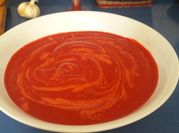 Una foto de salmorejo de remolacha