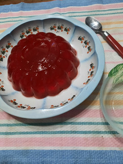 Una foto de Gelatina con manzana rallada