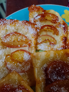 Una foto de Facturas express de hojaldre y manzanas 🍏🍎