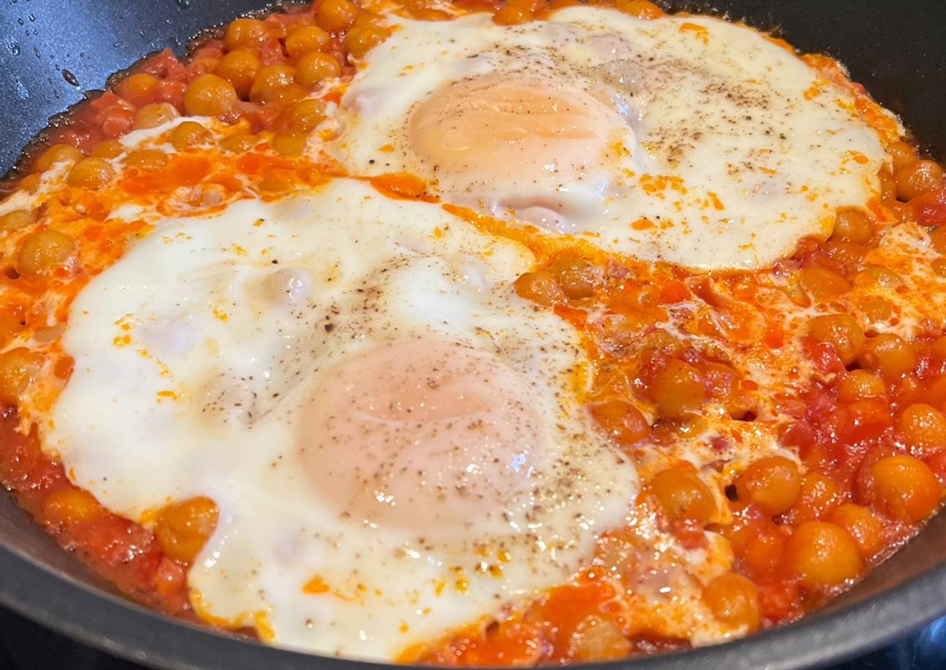 Sartén de garbanzos con tomate y huevos (receta de aprovechamiento)