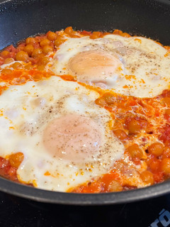Una foto de Sartén de garbanzos con tomate y huevos (receta de aprovechamiento)