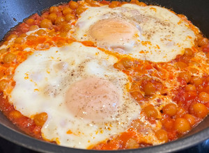 Foto principal de Sartén de garbanzos con tomate y huevos (receta de aprovechamiento)