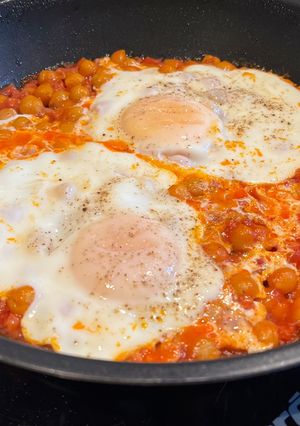 Una foto de Sartén de garbanzos con tomate y huevos (receta de aprovechamiento)