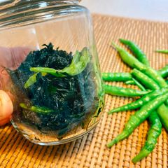 A picture of Chili Leave Tsukudani (seasoned with sweet soy sauce).
