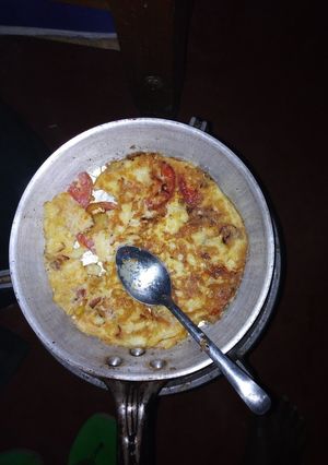 A picture of Fried eggs served with ugali.